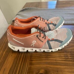On cloud tennis shoe Size 10.5 barely worn very good condition